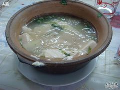 喝一半了，刚端上时满的直往外洒。-兄弟联果木炭烤翅·50年家传鸡翅秘方