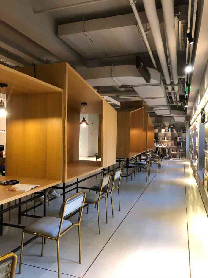 奇点书集-"每到一座城市,都总想去当地的书店逛逛.南.