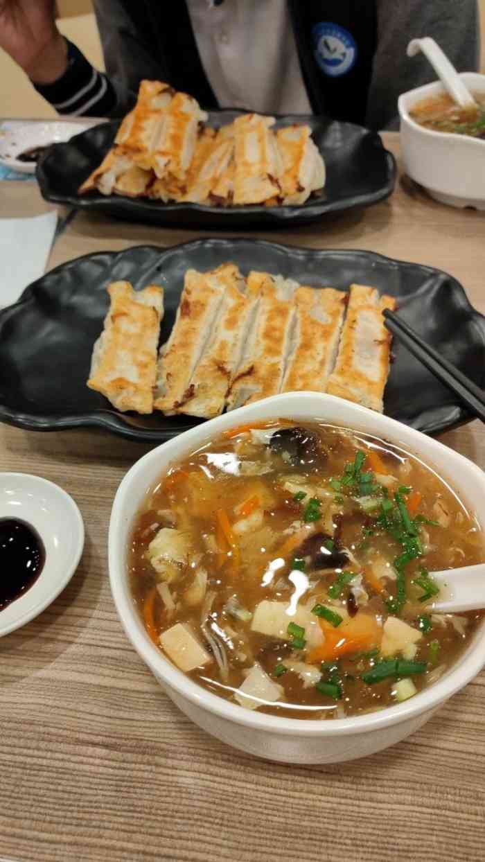 四海游龙(古美店"only酸辣汤…其他就是锅贴了,就没有可.