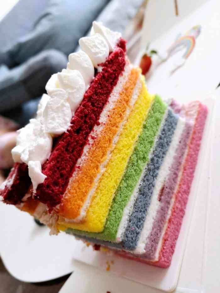 推荐哦,就是人多的时候还得排队…… 「彩虹酸奶切片蛋糕」遇见了彩虹