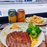 午餐来一份巨巨巨大的菲力牛排三明治