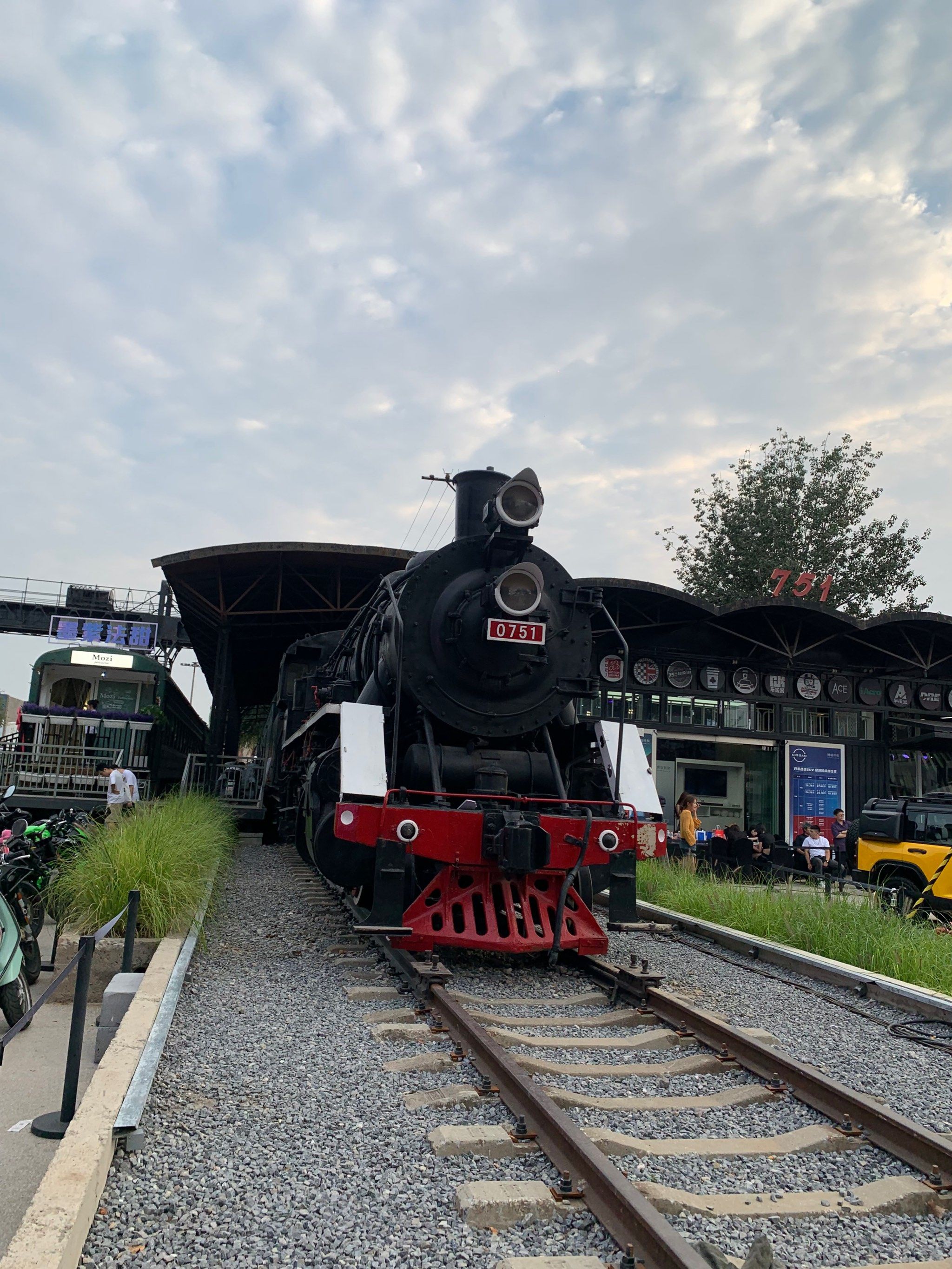 每次来逛798必须来拍的铁道

#火车 #打卡火车站 #绿皮火车 #铁路