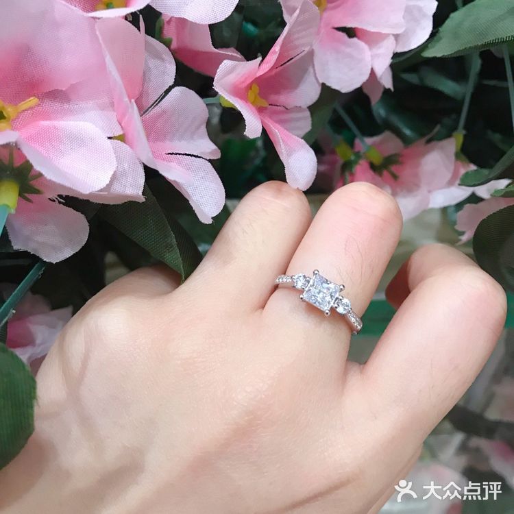 来康康让我爱不释手的一克拉钻戒叭🙈