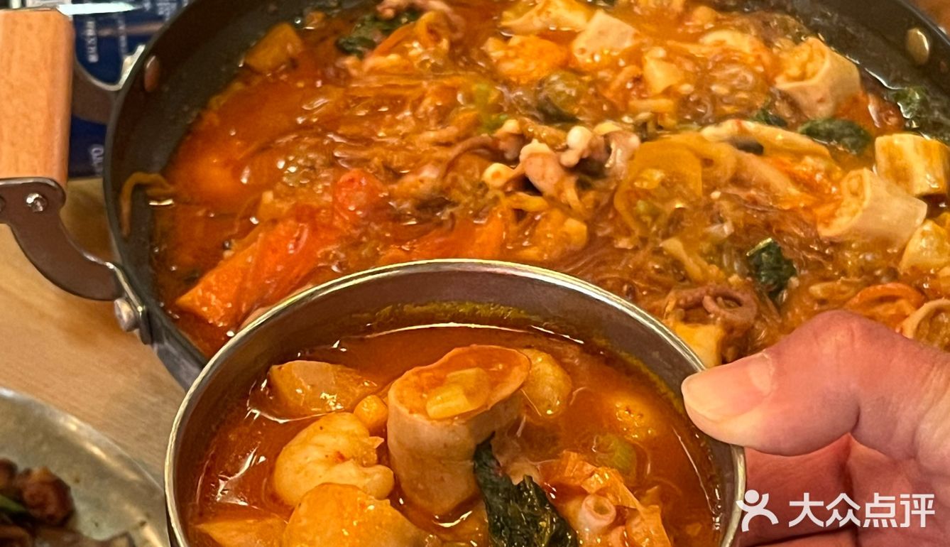 上海的！这家韩料火锅太好玩了，棉花糖都上桌，开心🥳