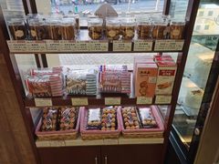 面包甜点陈列柜-红宝石·鲜奶小方·海派西点房(金杨店)