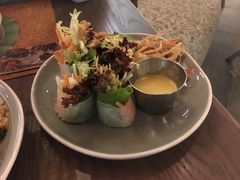 酥炸老虎虾香芒米纸卷配榴莲汁-CHINCHIN 青青·泰国料理(万象食家店)