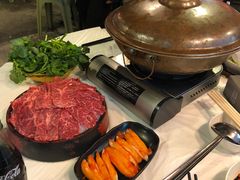 安格斯牛肉-鲜入围煮花胶鸡海鲜火锅