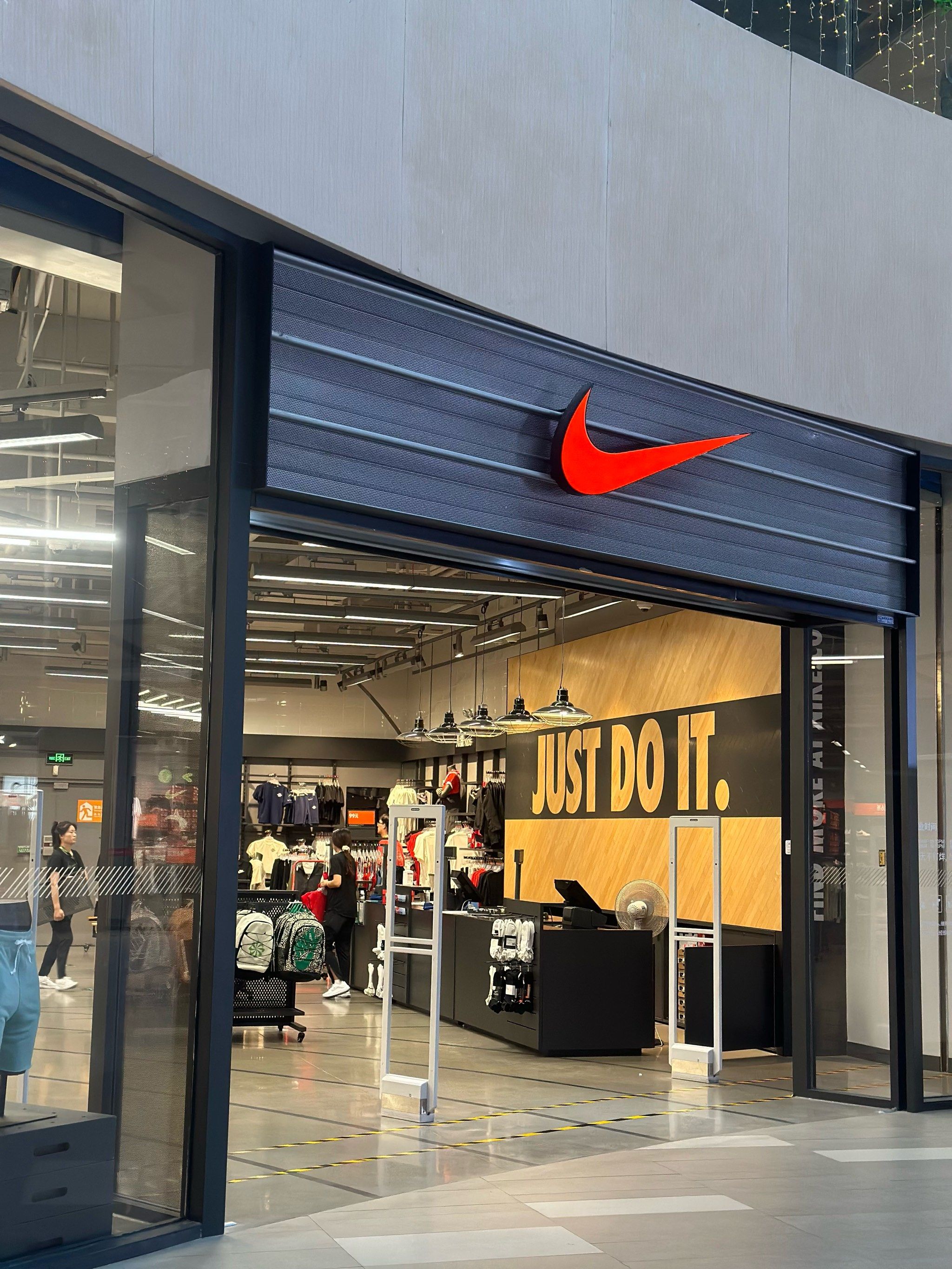 展柜里的运动鞋记