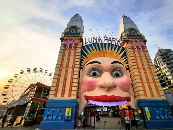 月神公园-"万圣节99的夜里出去吃饭,路上已经见到很.