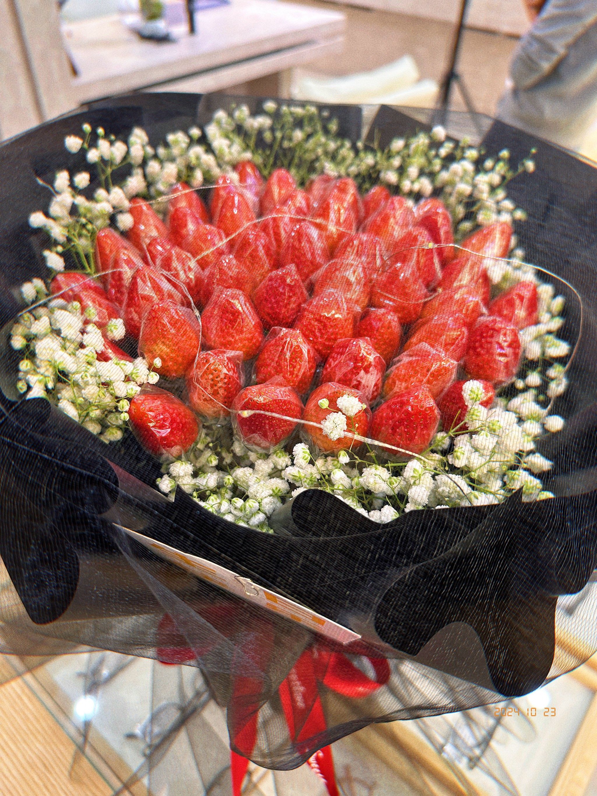 草莓花束拍照出来比实物更好看