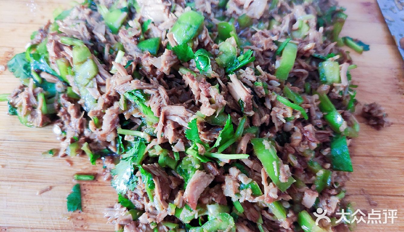 夹在烧饼里，肉夹饽就完成了，好吃！