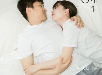 拍完正式的婚纱照，可以拍一组情侣写真集    