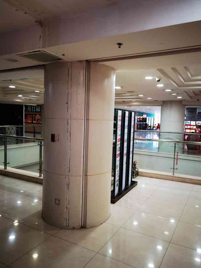 友谊新天地广场-"位于滨江道算是一家比较古老的商贸广场 .