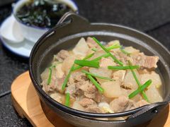 -何妹湿辣牛肉·粤式烧烤砂煲(桂雅路店)