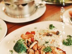 -Chom Cafe and Restaurant