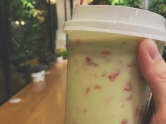 牛油果草莓卡士-石炮台果汁冰(天河店)