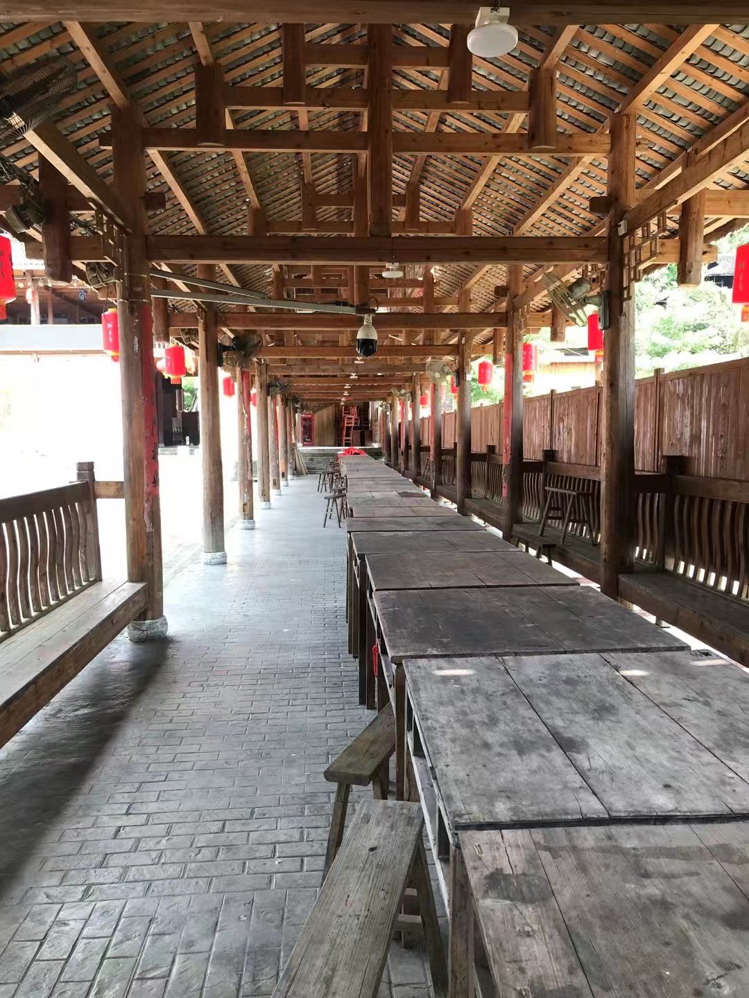 创作者服务中心
桐冲口千年瑶寨是位于湖南省永州市江华县境内狄换