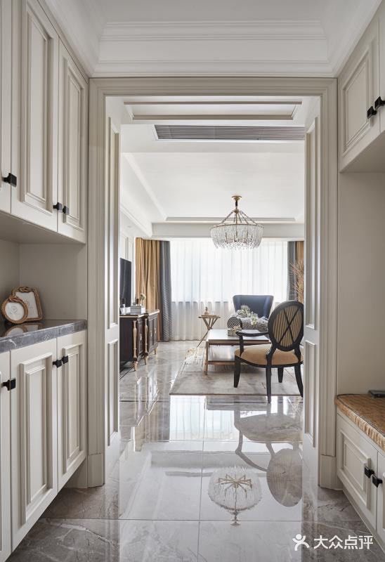 客厅通畅明亮，空间布局井井有条，装饰性的物件不多，但是各有特