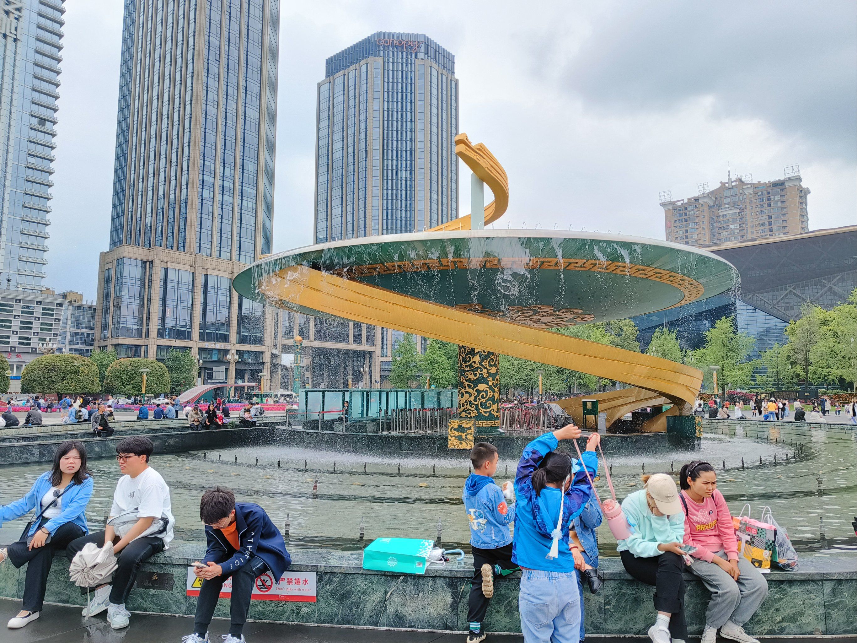 天天领红包 天府广场位于中国四川省成都市的心脏地带,是成都市闹至