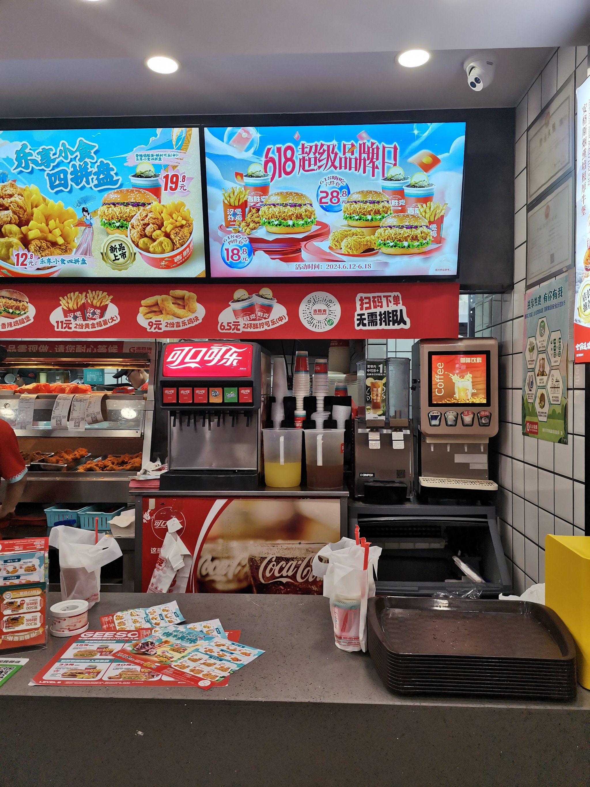 这家店回头客超多想吃你就来 #汉堡 #炸鸡 
这家店铺面积不算大,店