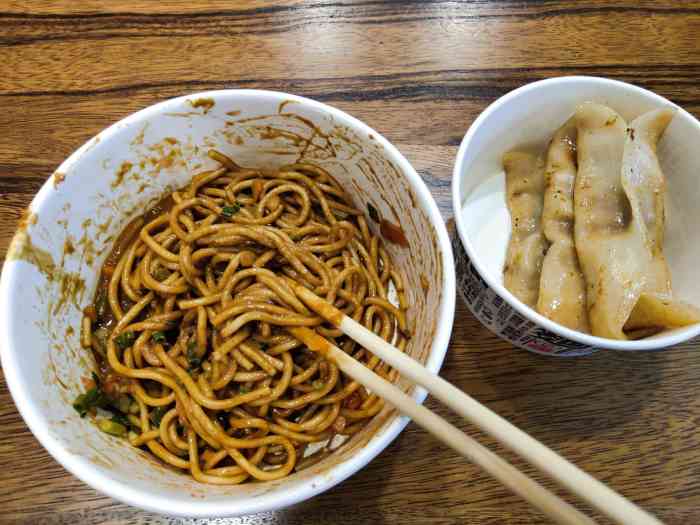 打分 一份热干面一份煎饺,吃的特别饱,还打包了一份热干面.