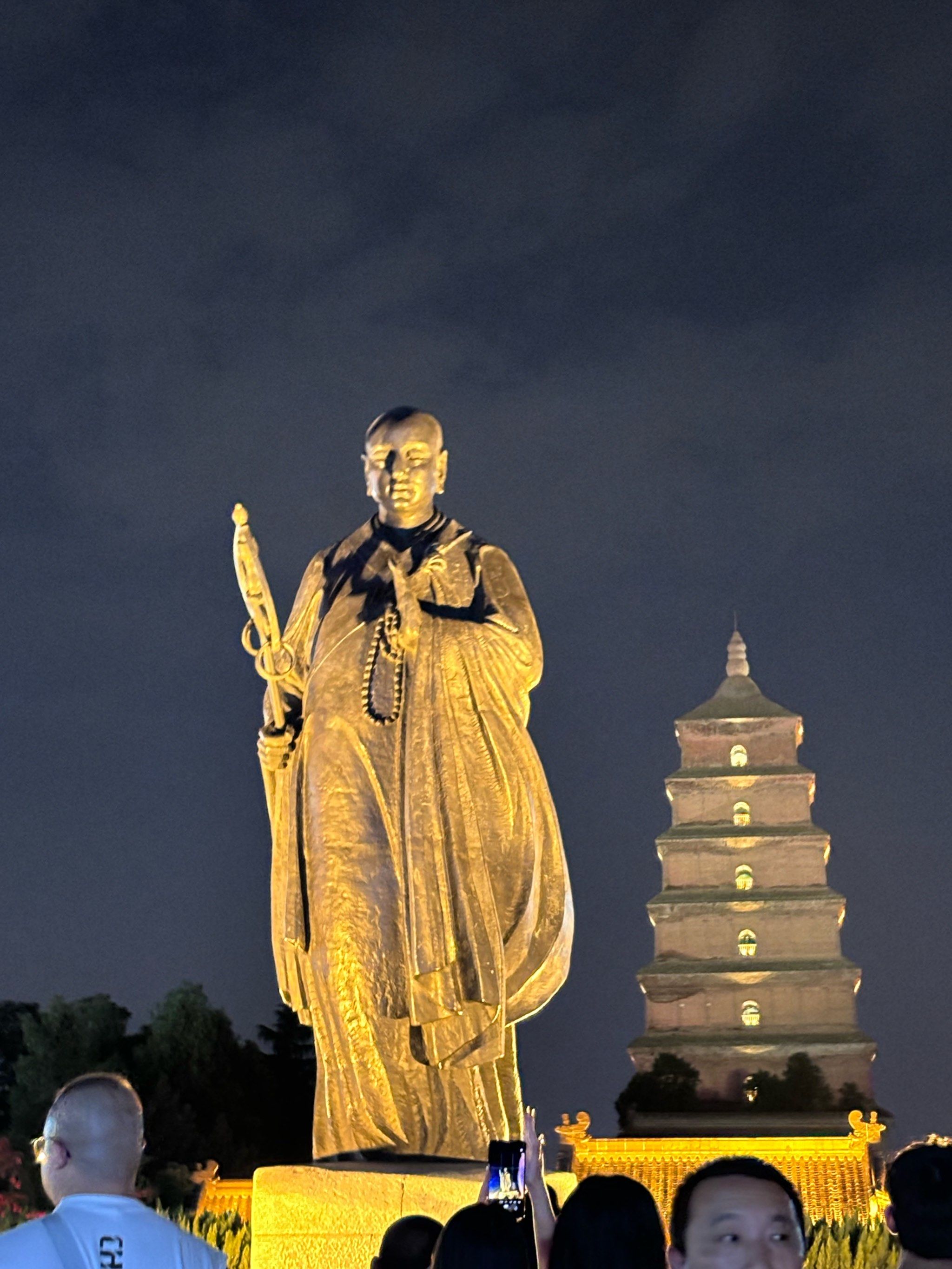 夜间的玄奘像,柔光下却庄严肃穆