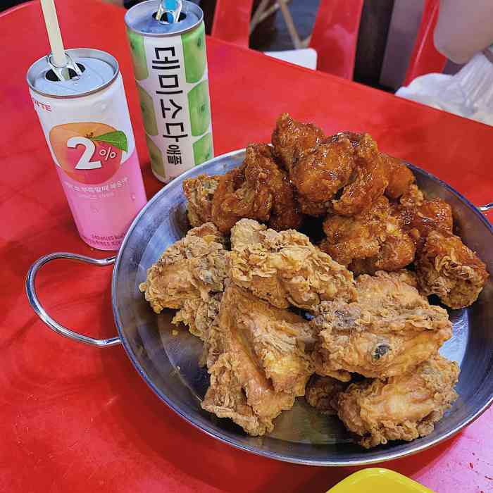 bhc炸鸡(明洞总店 )-"979797非常火的一家店晚上逛街路.