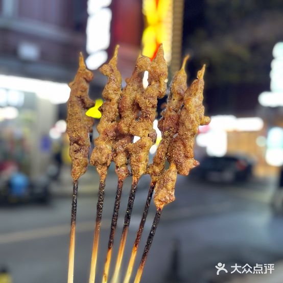 新疆兄弟们烤羊肉