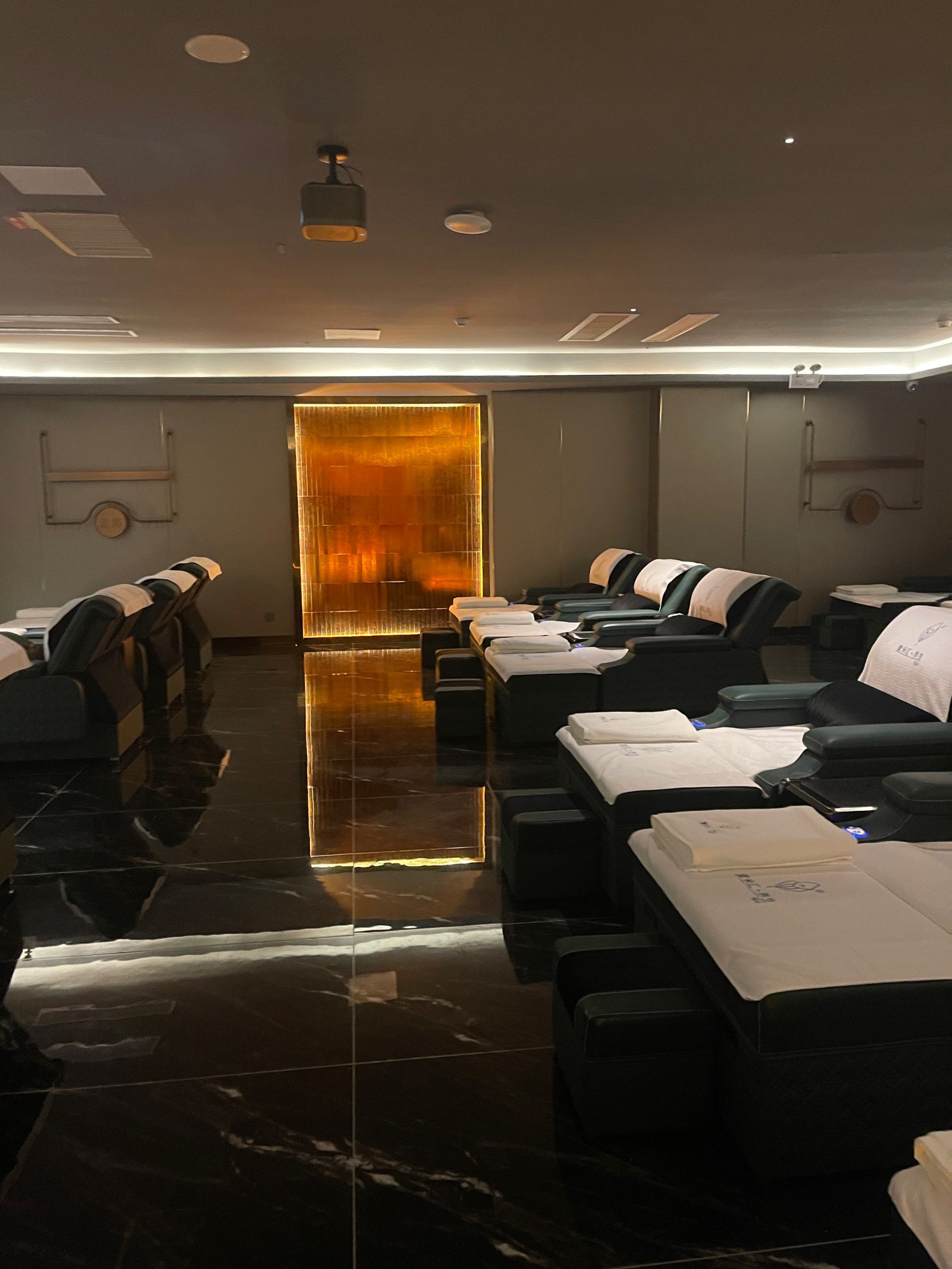 大厅影院沐足真舒服