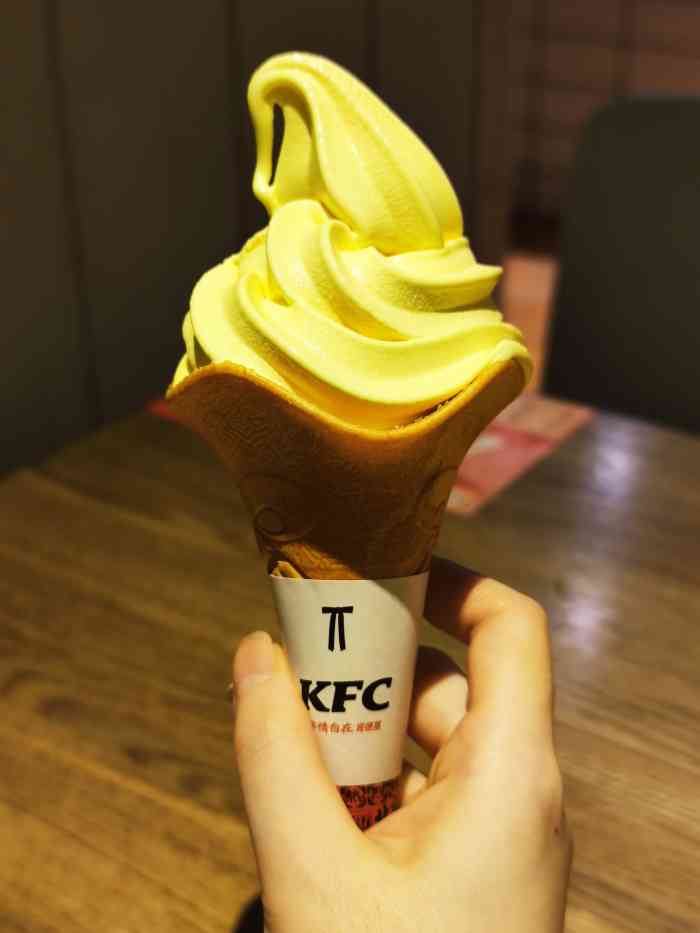 元):4块,虽然是植物肉但也有肉感,不错吃~ 芭娜娜小黄冰淇淋花筒(9元)