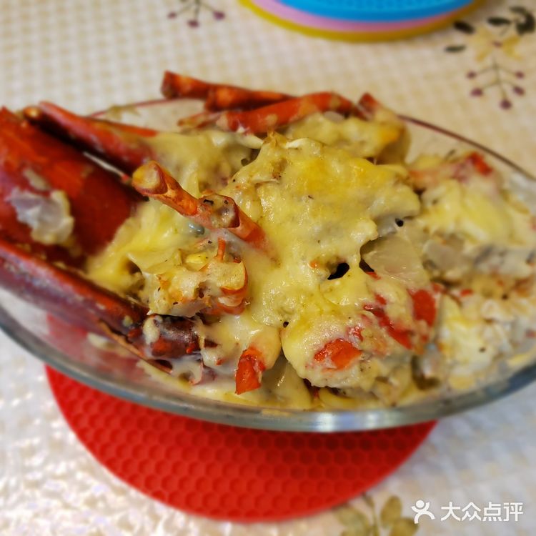 摆盘，然后在龙虾上放上马苏里拉奶酪