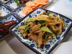 凉拌黄瓜腐竹-大槐树烤肉馆