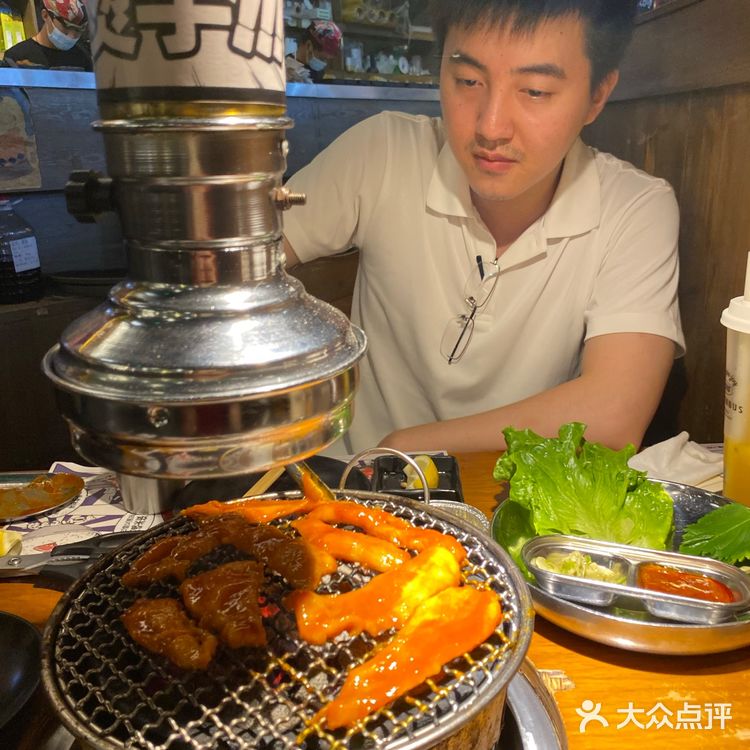 这家烤肉店五点到还要排队一小时，不过值得！