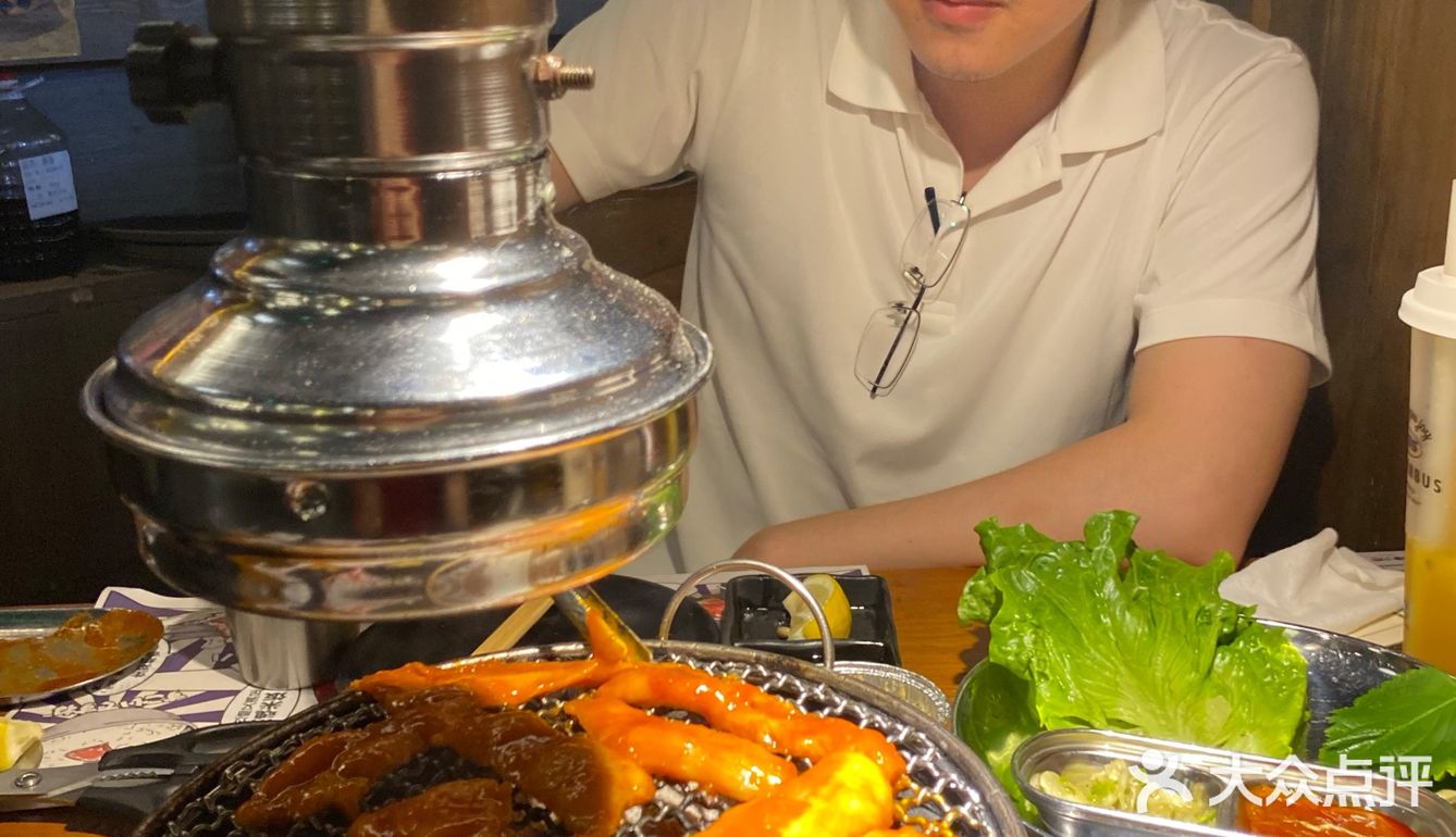 这家烤肉店五点到还要排队一小时，不过值得！