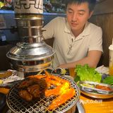 这家烤肉店五点到还要排队一小时，不过值得！