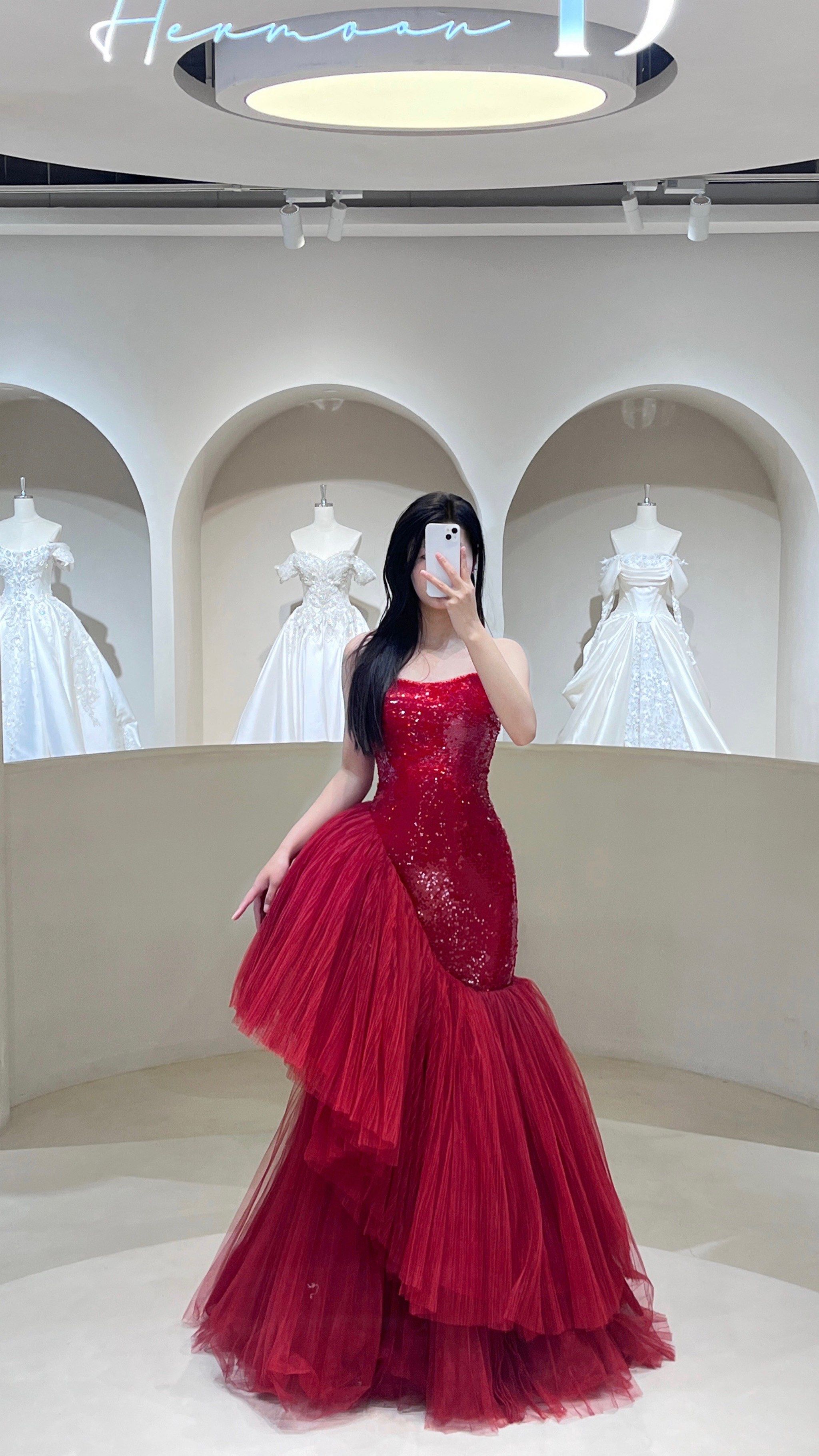 梦幻红色鱼尾礼服裙惊艳全场