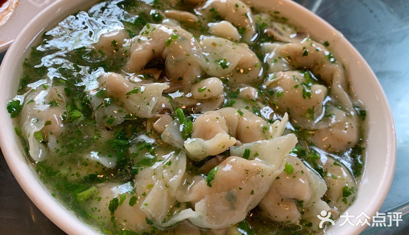 分量也很足，四个女生5个菜都没吃掉