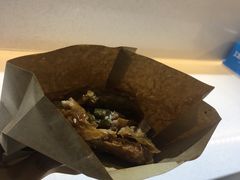 烧饼夹肠头-肠王卤煮(西单食宝街店)