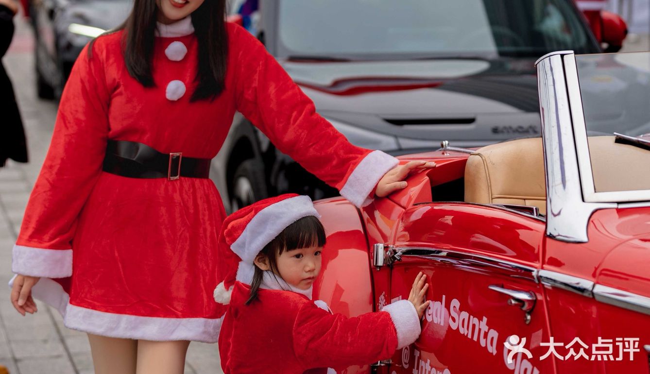 成都圣诞潮跑丨圣诞老人他竟然❗…坐老爷车