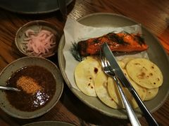 烟熏三文鱼配烤饺子皮和芥末籽酱-BOR Eatery(安福路店)