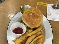 特色牛肉汉堡-HELLO 27 意面·沙拉·帕尼尼