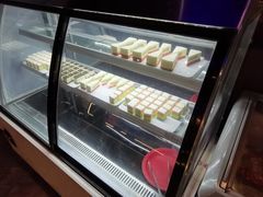 面包甜点陈列柜-好伦哥比萨烤肉自助(八里桥店)