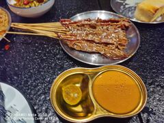 -何妹湿辣牛肉·粤式烧烤砂煲(桂雅路店)