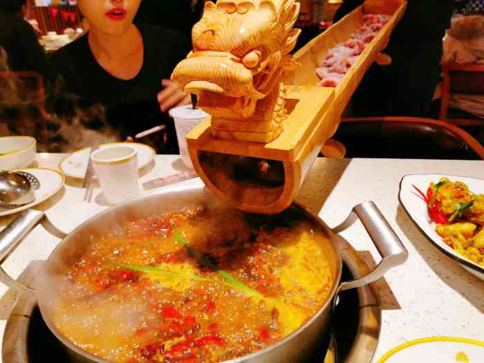 禄合门美蛙火锅(太古里店)-"太幸运了就在住的楼下,饭点很多人排队,可