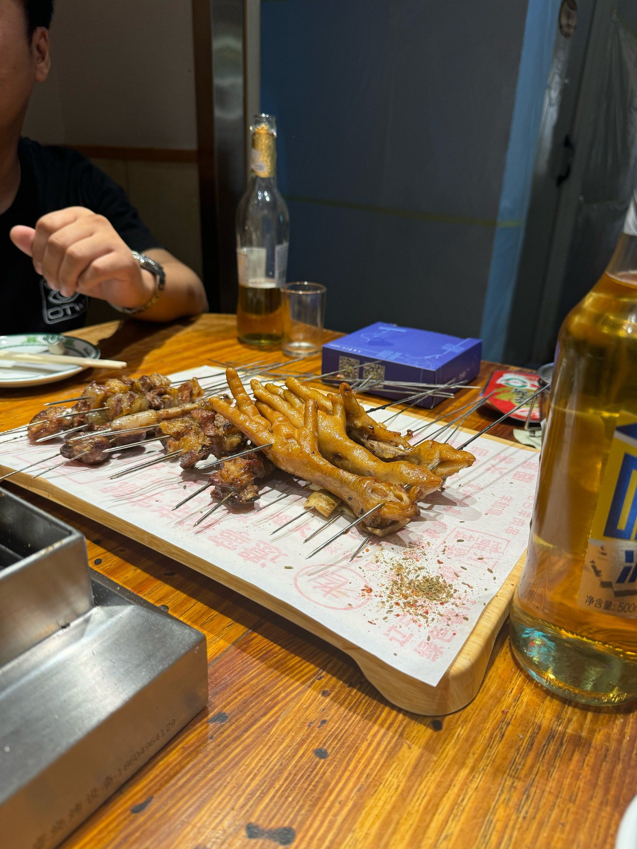 今天不死心,中午还是早早的来老白排队吃,锦州烧烤每家店都各有特色