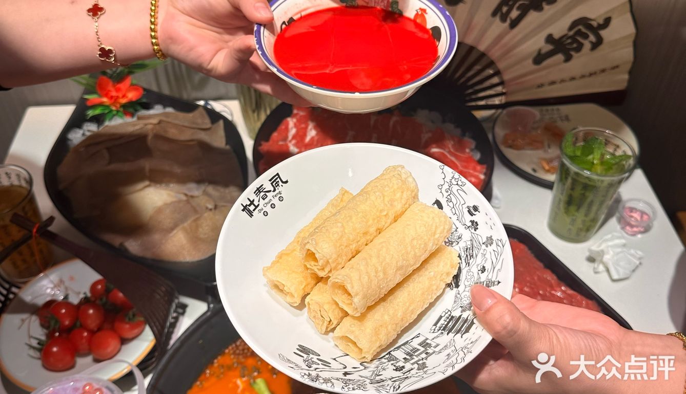 这家火锅。。。店员都被吃成好朋友拉❗️