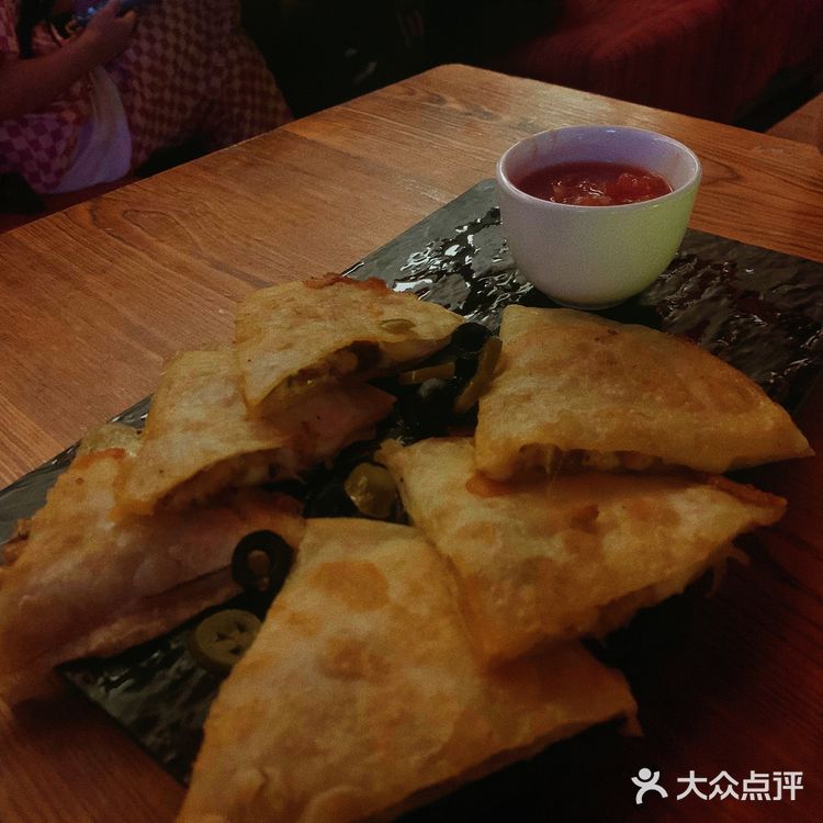 58元超大披萨吃到撑，营业到四点，年轻人冲！