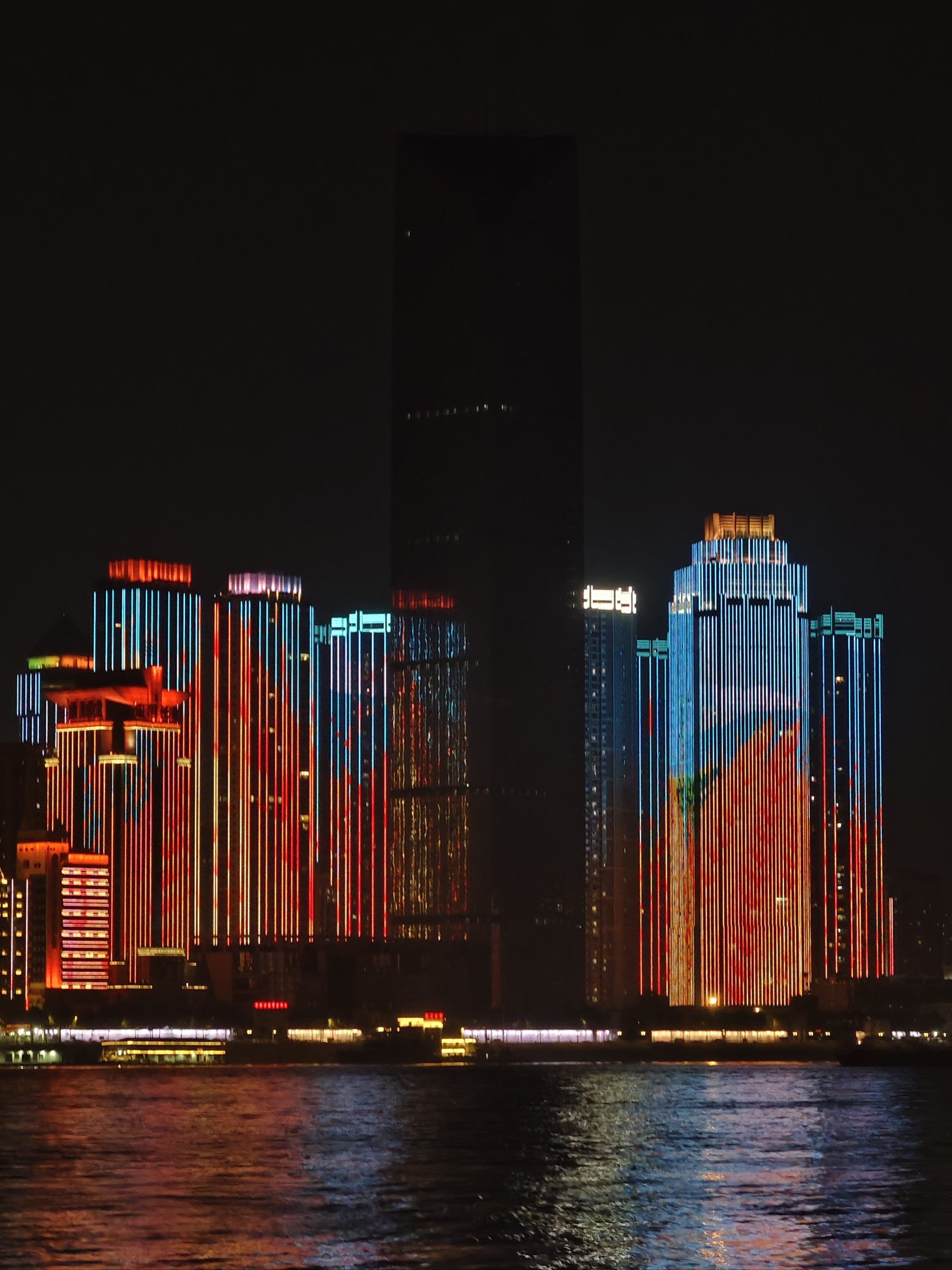 夜幕中的晴川桥和武汉江滩