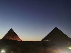 晚上的灯光秀-吉萨金字塔群