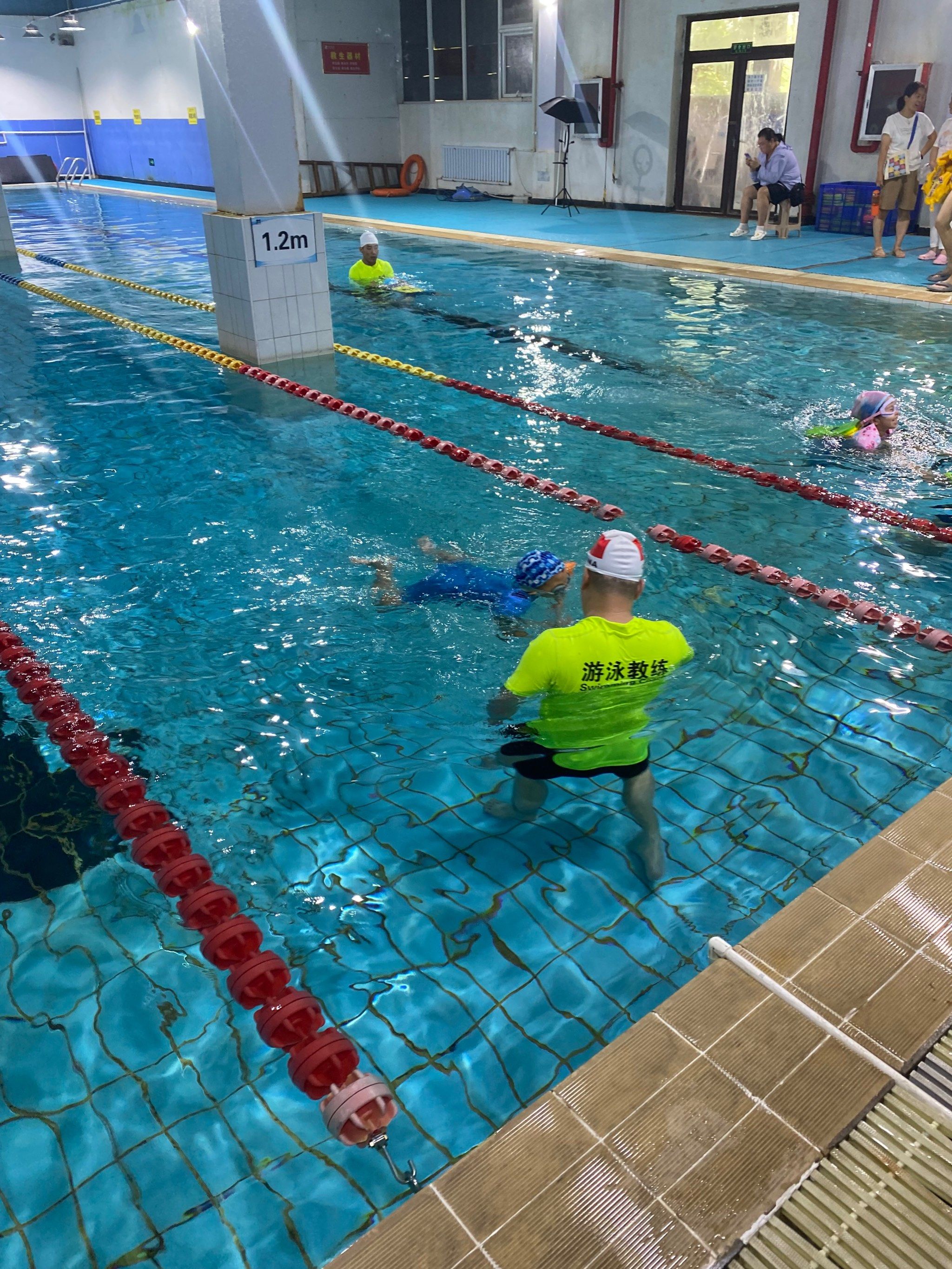 教练我很满意 孩子每次都吵着来游泳,要去